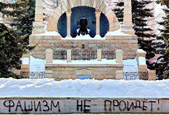 Фото В Варненском районе нарисовали свастику на памятнике участникам Великой Отечественной 