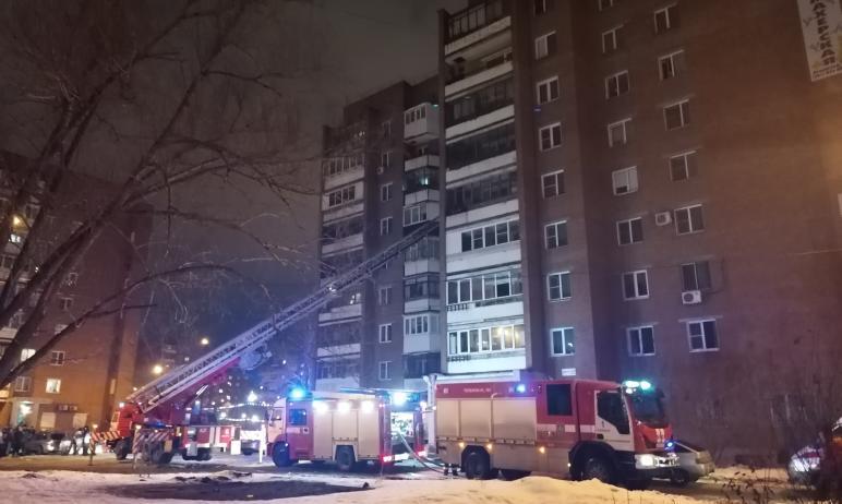Фото В жилом доме Челябинска загорелась проводка сразу на шести этажах, есть пострадавшие