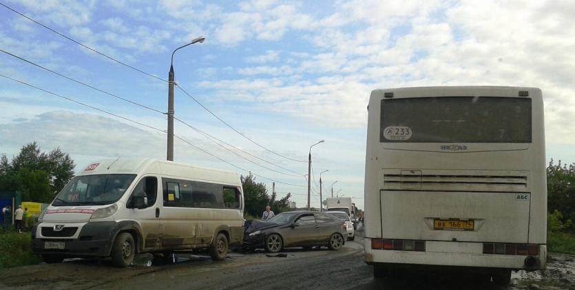 Фото В Челябинске из-за столкновения иномарки и маршрутки «встала» дорога в Чурилово. На месте ДТП три скорых
