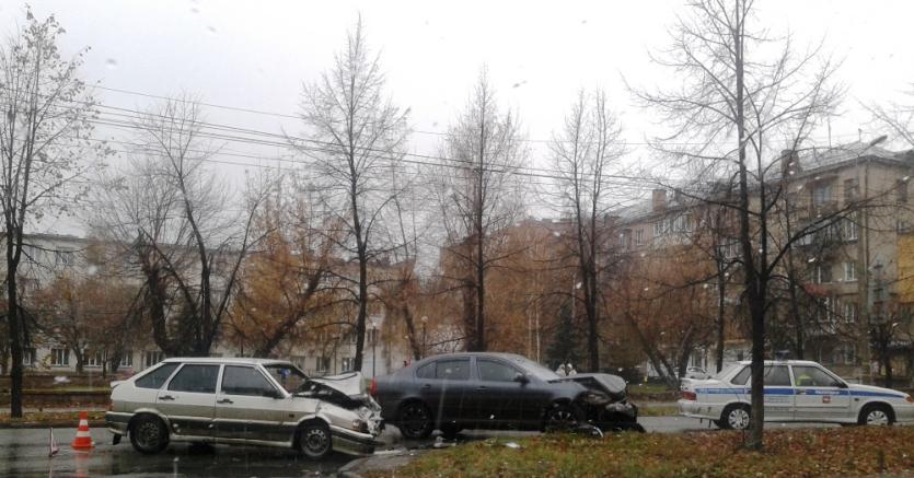 Фото В центре Челябинска лоб в лоб столкнулись две легковушки
