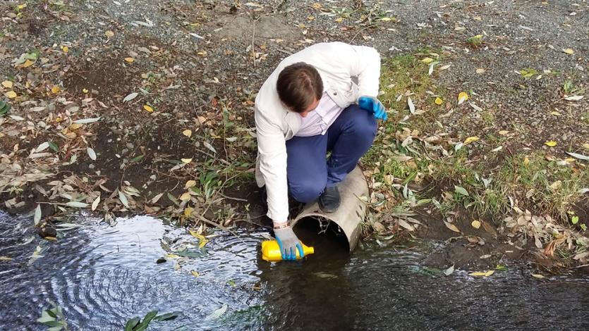 Фото Сломанный коллектор, из-за которого канализационные воды сливались в Смолино, будет очищен силами горбольницы