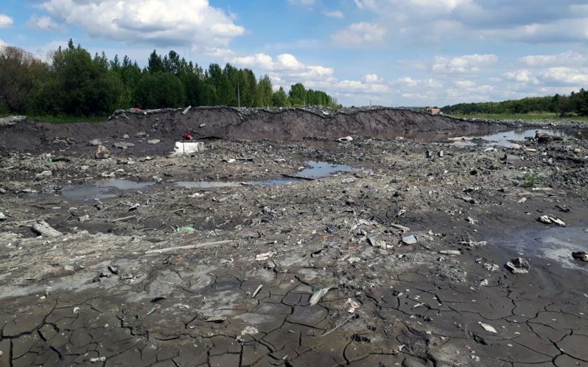 Фото В Челябинске убирают прошлогодний снег на исходе лета