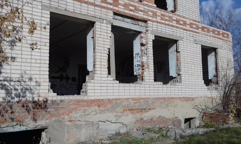 Фото В Челябинской области суд потребовал огородить опасное здание
