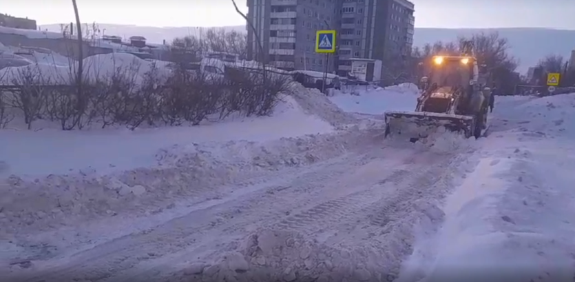 Фото К контейнерным площадкам Челябинска мусоровозы пробиваются через снег