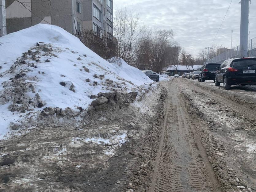 Фото Вдоль скользкой колеи: в Челябинске «забросили» улицу Монакова