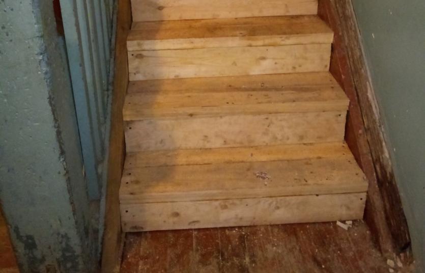Фото Челябинцы из аварийного дома на Островского радуются новой лестнице