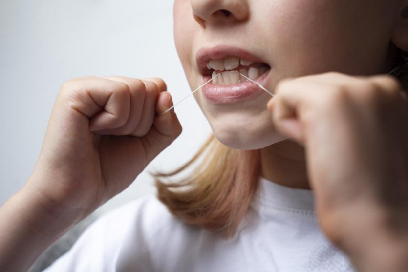 Фото В Златоусте смайл-пирсинг у подростка застрял в щербинке между зубами