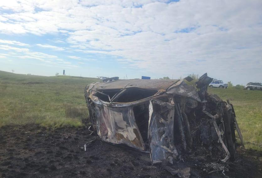 Фото Под Магнитогорском опрокинулась и загорелась иномарка бесправного водителя, четыре человека в больнице