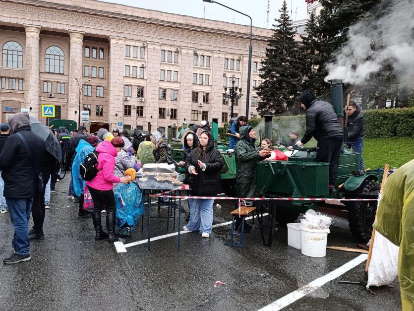 Фото Полевая каша и песни военных лет: челябинцы сытно отпраздновали День Победы 