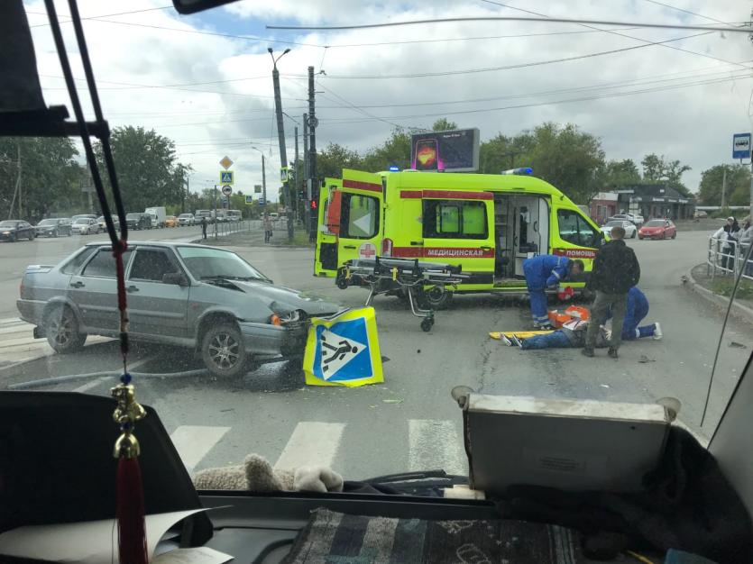 Фото В Челябинске водитель отечественной легковушки сбил женщину и снес дорожный знак