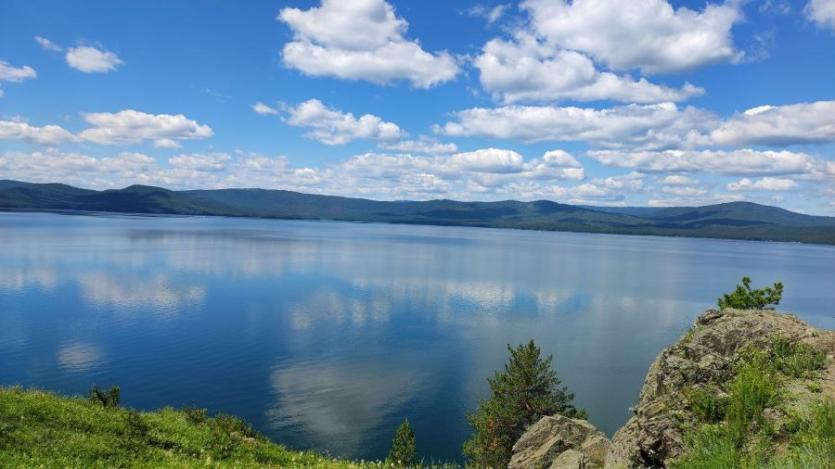 Фото В Челябинской области помутнело, позеленело и привлекло полчища насекомых озеро Тургояк