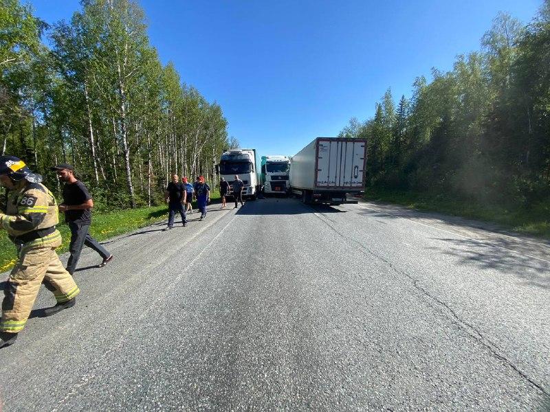 Фото В Златоусте на трассе М-5 произошло ДТП с тремя грузовиками, есть пострадавший