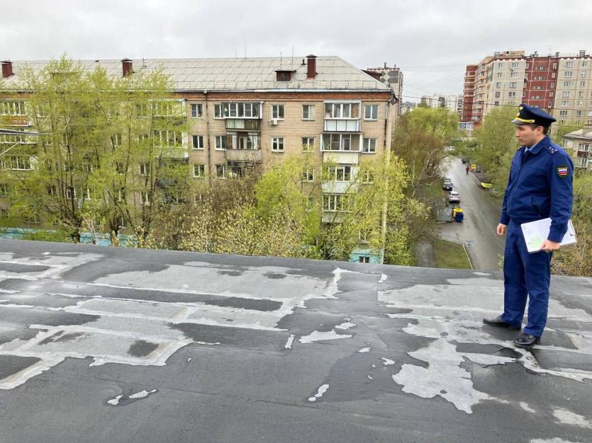 Фото В челябинском доме устранили протечку крыши только после обращения в прокуратуру