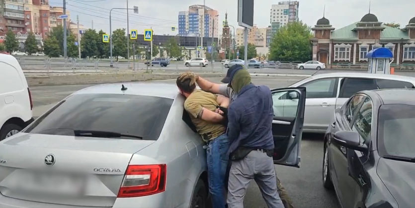 Фото В Челябинске сотрудники УФСБ задержали членов ОПГ при сбыте фальшивой валюты