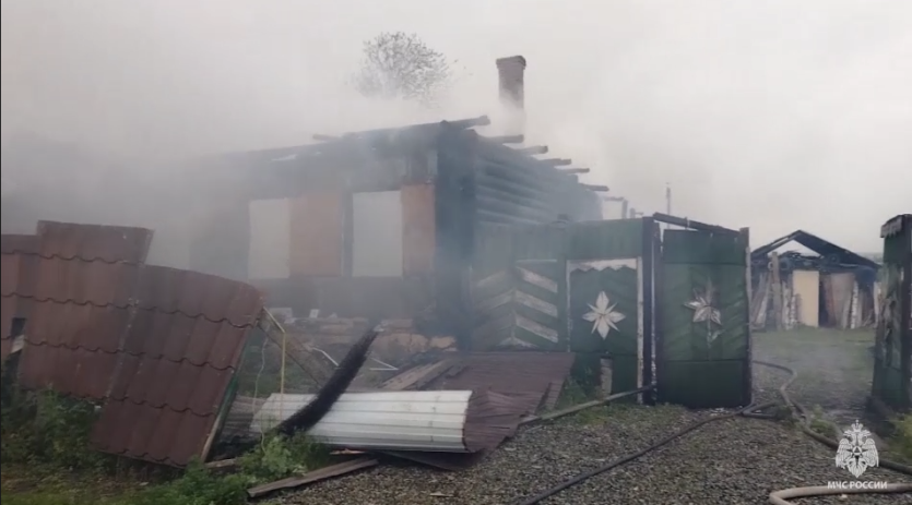Фото В деревне Сосновского района сгорел дом, хозяин получил ожоги
