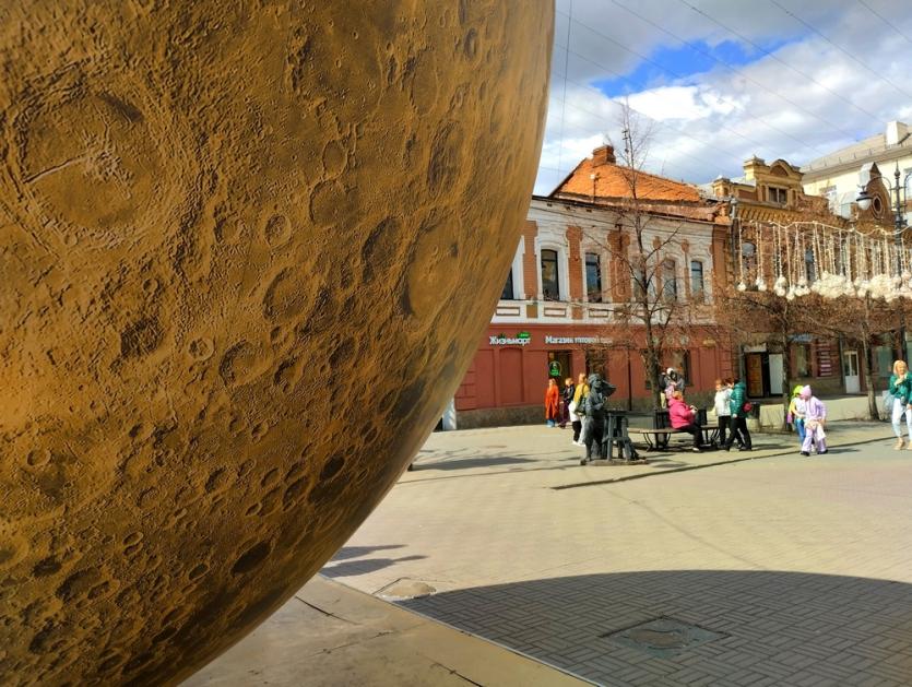 Фото Луна с пешеходной улицы в Челябинске переместится в парк