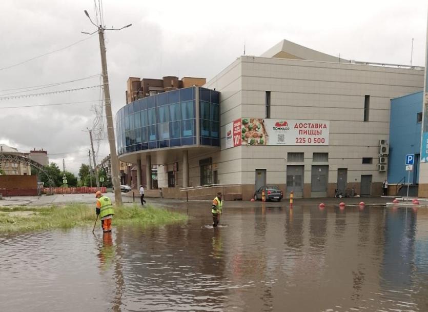 Фото В Копейске затопило территорию возле ТРК «Слава» и частный сектор