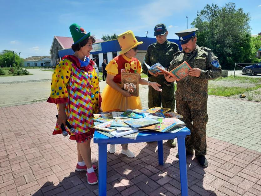 Фото В Челябинской области День России отмечали с книгами и детьми