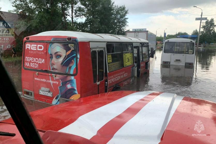 Фото В Челябинске угодил в водный плен автобус с пассажирами, людей пришлось спасать