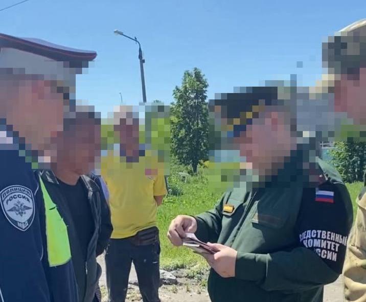 Фото В Челябинске мигрантам вручили повестки в военкомат