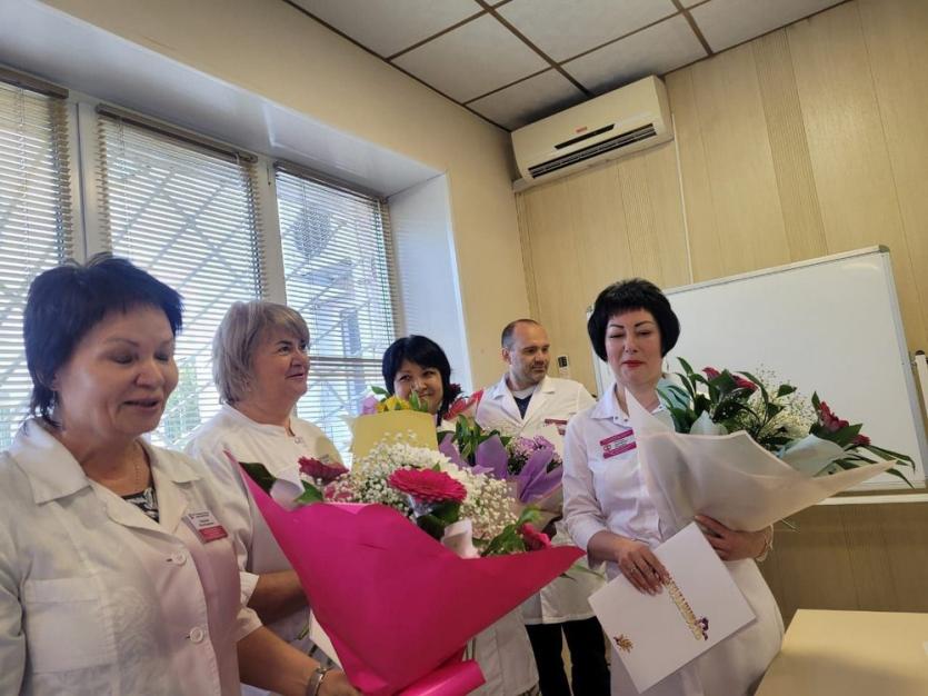 Фото Медики Челябинска продолжают отмечать профессиональный праздник и получать заслуженные награды