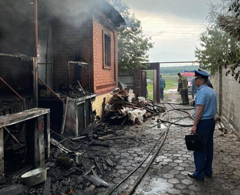 Фото Во время ремонтных работ в доме в Верхнеуральске загорелся подвал, погиб рабочий