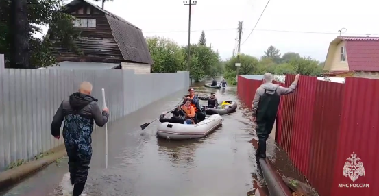 Фото Садоводы «Железнодорожника» попали в водный плен, ведется эвакуация