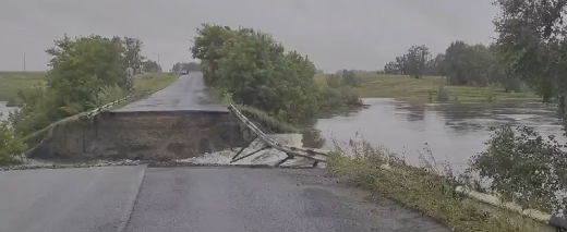 Фото В Южноуральске размыло дорогу на Михири, движение закрыто