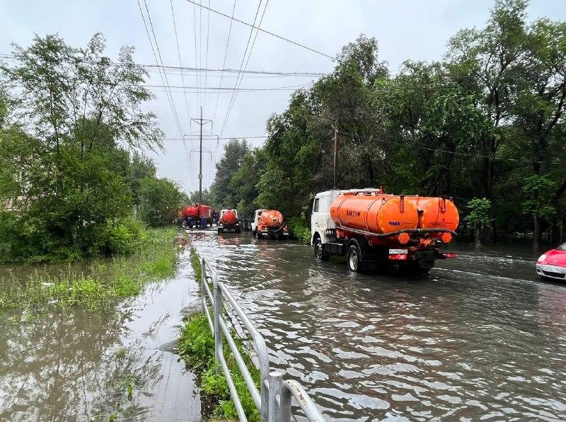 Фото В Челябинске откачивают поплывшую улицу Энергетиков 