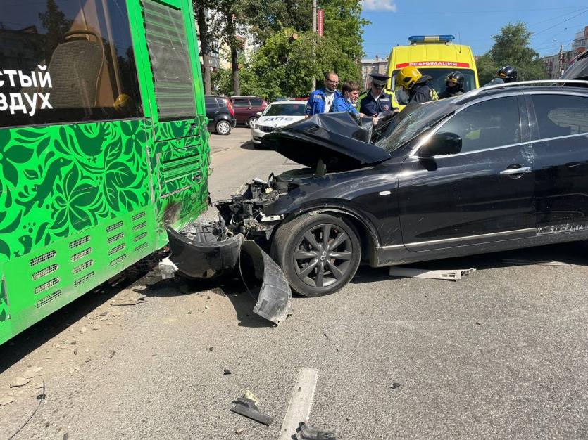 Фото В Челябинске возле Кукольного театра иномарка влетела в автобус