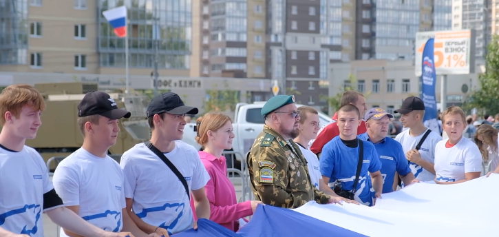 Фото В Челябинске растянули российский триколор площадью 300 квадратных метров