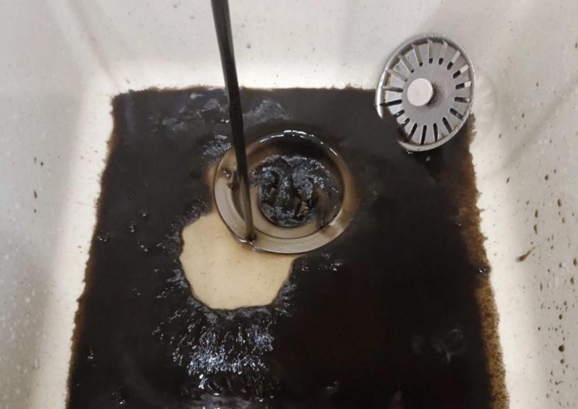 Фото Из кранов в домах посёлка Тайгинка полилась «нефть»