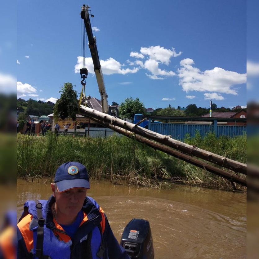 Фото Спасатели борются с угрозой разрушения боновых заграждений на реке Катав