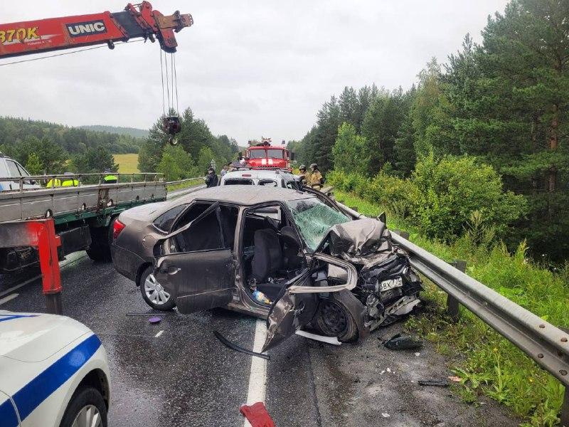 Фото В страшной аварии на трассе М-5 в Челябинской области погибли трое мужчин, четверо пострадали
