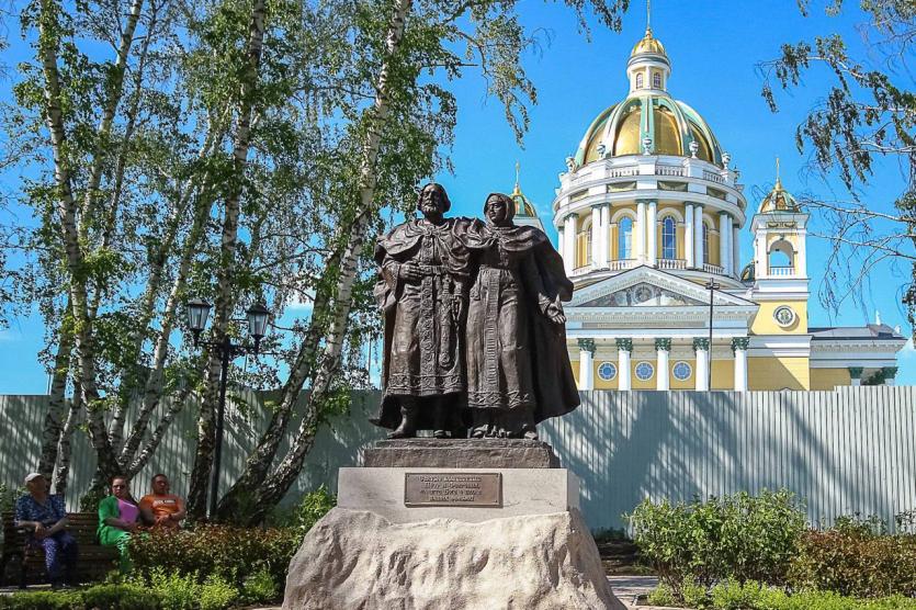 Фото  В Челябинске в День семьи, любви и верности освятят памятник Петру и Февронии