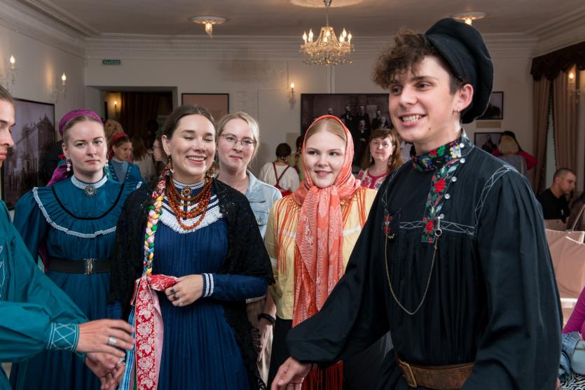 Фото  В Челябинске пели старинные песни, водили хороводы и знакомили со свадебными обрядами