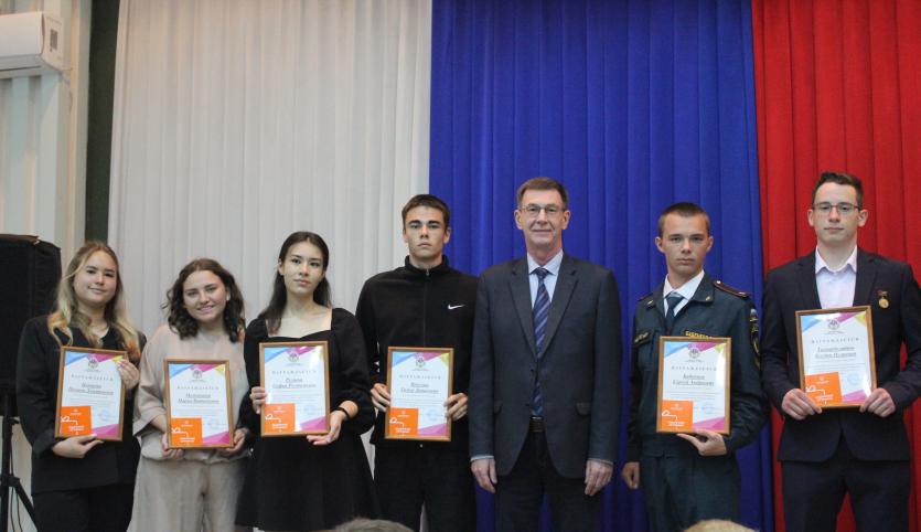 Фото  В Курчатовском районе наградили «золотую молодежь»