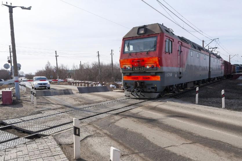 Фото Восемь вагонов поезда «Казань – Адлер» сошли с рельс после столкновения с грузовиком