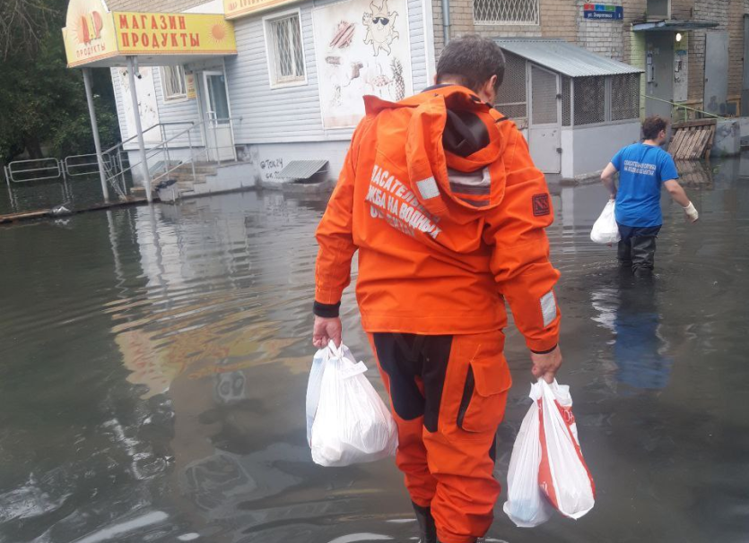 Фото В Ленинском районе продолжают бороться с подтоплениями и помогать пострадавшим 