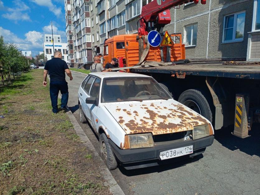Фото Железу нет места на улицах: в Челябинске эвакуируют брошенные автомобили