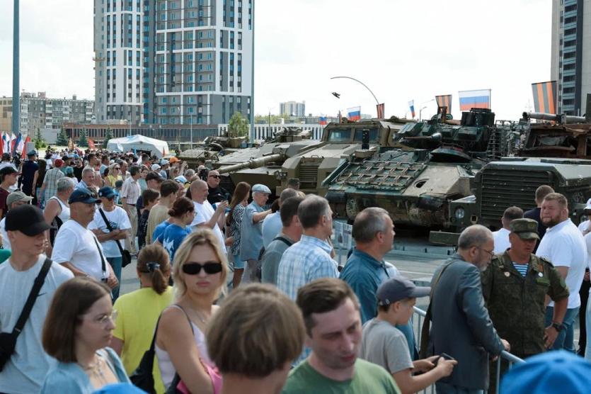 Фото Место притяжения: за неделю десятки тысяч человек побывали на выставке техники НАТО в Челябинске