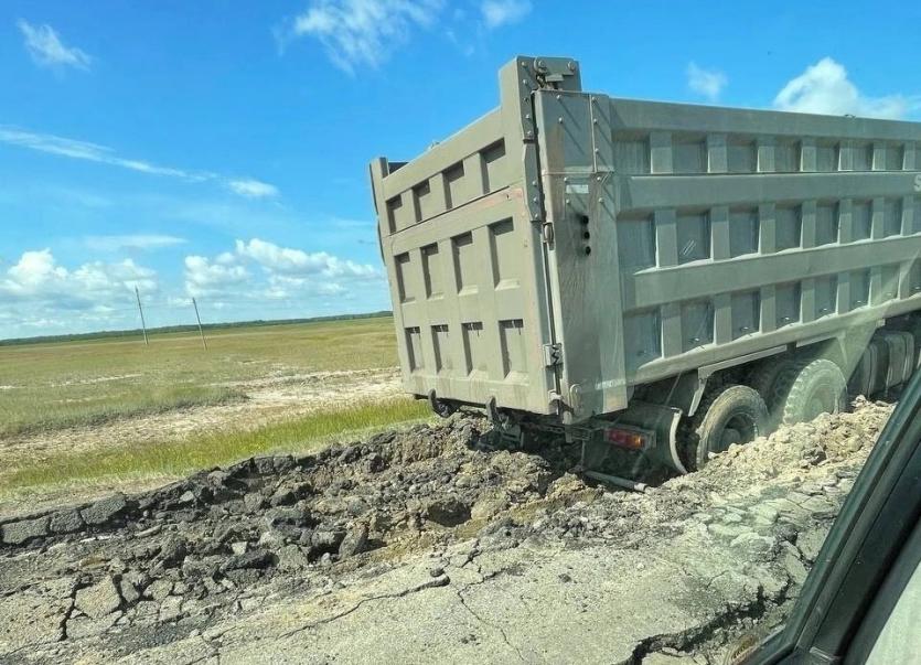 Фото Как после землетрясения: в Брединском районе под колесами большегрузов крошится дорога