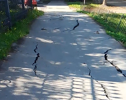 Фото Асфальт уходит под землю: у школы в Бакале проваливается тротуар