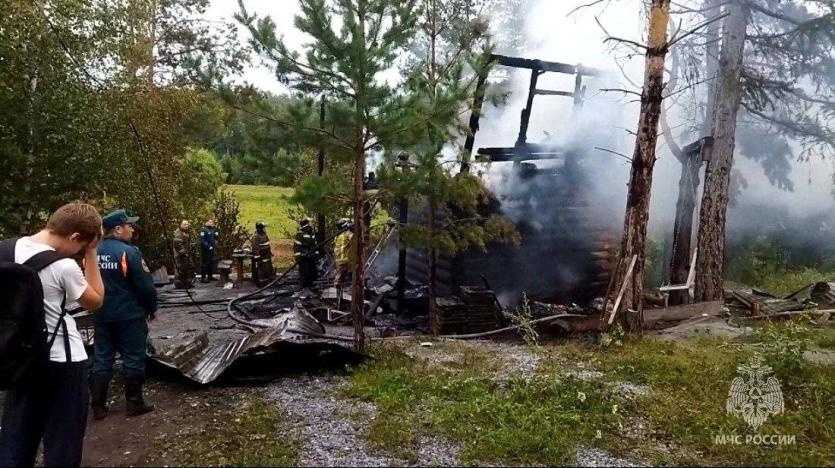 Фото В Миассе на пожаре в бане погиб 13-летний мальчик, двое детей спаслись