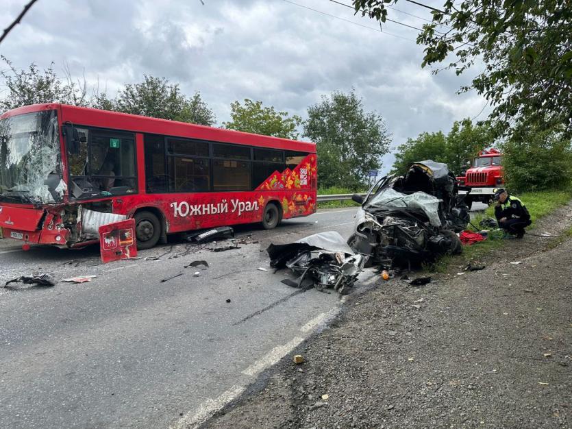 Фото В Златоусте внедорожник влетел в пассажирский автобус, превратившись в груду металла 