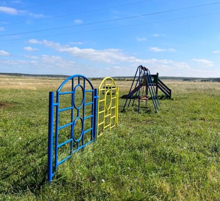 Фото В Чебаркульском районе горку и качели для детей установили в чистом поле