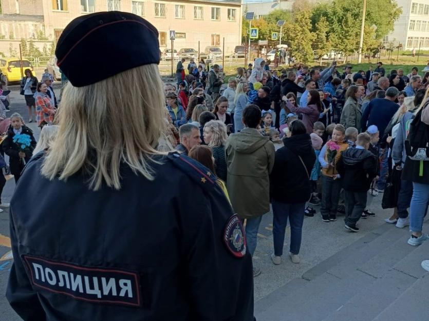 Фото  День знаний в Челябинской области прошел под защитой стражей порядка