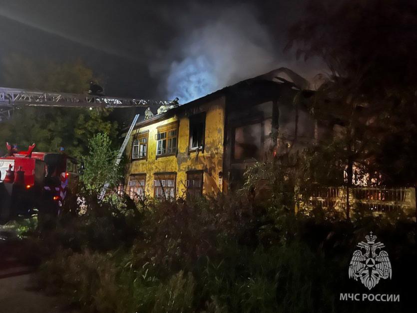 Фото Следователи выясняют обстоятельства пожара в копейском бараке, где погибли два человека