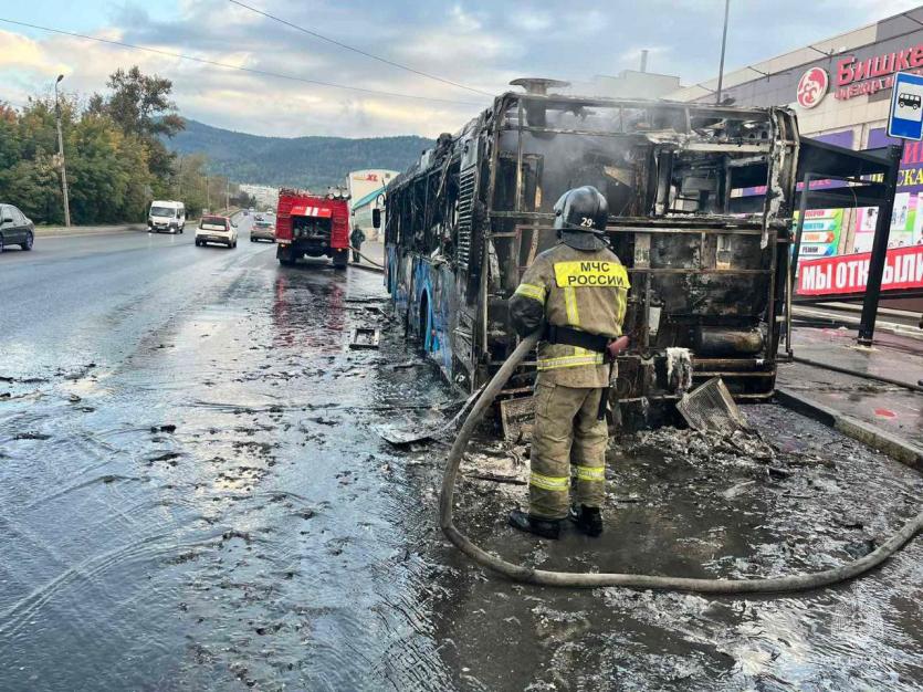 Фото В Миассе утром понедельника сгорел пассажирский автобус