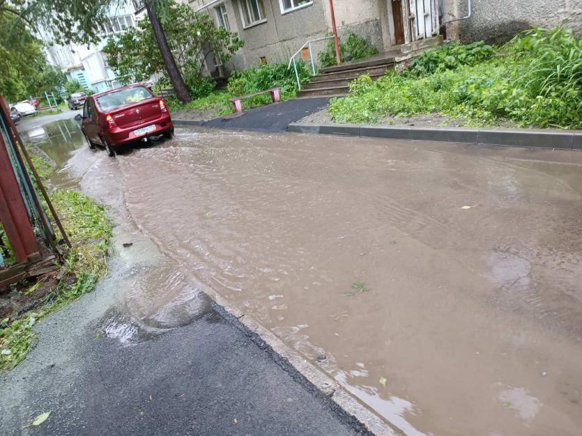 Фото В Метлино топит двор на Мира, жильцы с инвалидностью не могут выйти из дома